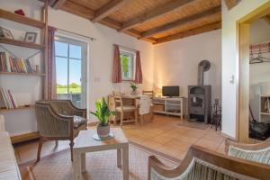 a living room with a table and chairs at Ferienhaus Kitzklause in Walkendorf