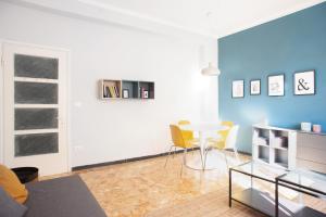 a living room with a table and chairs at Casa Caterina in Levanto