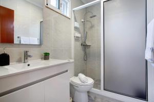 ein Badezimmer mit Dusche, Toilette und Waschbecken in der Unterkunft Simão House in Calheta + 20 Fotos