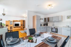 a kitchen and dining room with a table and chairs at Ferienwohnung 'Kraichgau-Nest' in Reichartshausen
