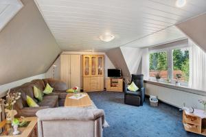 a living room with a couch and a table at Ferienwohnung Simonsen in Rabenkirchen-Faulück