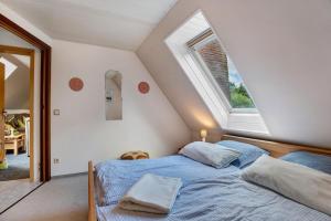 a bedroom with a bed and a window at Ferienwohnung Simonsen in Rabenkirchen-Faulück