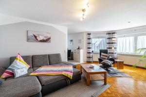a living room with a couch and a table at Ferienwohnung 'Kraichgau-Nest' in Reichartshausen
