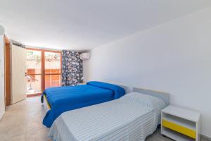 a bedroom with two beds and a window at House Punta Nera in Palau