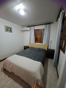 a bedroom with a bed and a window at Cabaña Conectar Naturaleza in Ituzaingó
