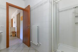 a bathroom with a walk in shower and a walk in shower at Appartamento Thomas in Capoliveri