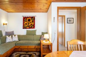 a living room with a couch and a table at Rathäusle in Titisee-Neustadt