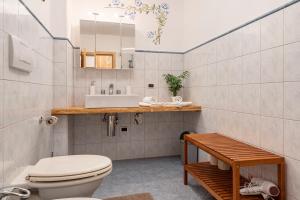 ein Badezimmer mit Toilette und Waschbecken in der Unterkunft Grotthof in Deutschnofen + 97 Fotos