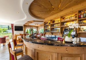 eine Bar in einem Restaurant mit einem Tisch und Stühlen in der Unterkunft Passerblick in Dorf Tirol