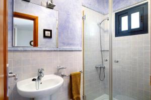 a bathroom with a sink and a shower at Apartamento Cabo in Caleta de Sebo +15 photos