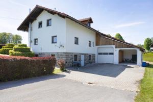 a large white house with a garage at Kreuzbergblick Bayerischer Wald in Hohenau