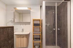 a bathroom with a sink and a shower at Kreuzbergblick Bayerischer Wald in Hohenau +29 photos
