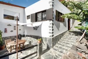 a house with a stone walkway and a wooden table at Casa Tajaraste 1 in Hermigua