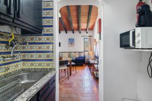 a kitchen with blue and white tiled walls at Pedras Del Rei 8 in São Pedro