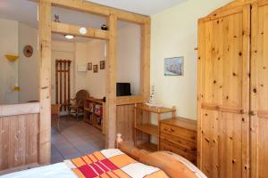 a bedroom with wooden walls and a bed in a room at Krüseliner Mühle - Appartements in Krüselin