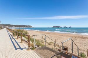 a stairway leading down to a sandy beach at Apartamento Tamarindos 500 in L'Estartit