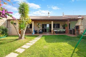 a house with a palm tree in the yard at Casa Rústica in Silves