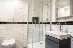 a bathroom with a shower and a sink and a toilet at Ferienwohnung Weingeist in Reil +12 photos