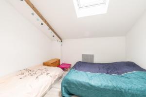 a small bedroom with a bed and a window at Gîte Le Jardin d'Eden in Bovel