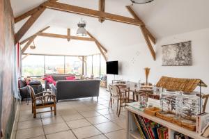 a living room with a table and chairs at Gîte Le Jardin d'Eden in Bovel