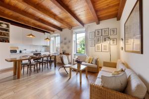 a living room with a couch and a table at Chéz Dede in Levanto