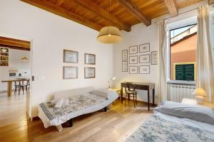a bedroom with two beds and a desk and a table at Chéz Dede in Levanto