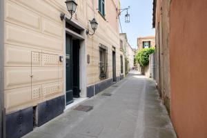 an empty street in an alley with buildings at Chéz Dede in Levanto