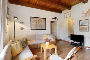 a living room with a couch and a tv at Chéz Dede in Levanto