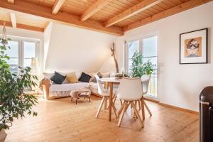 a living room with a table and a couch at Ferienwohnung Meckenbeuren in Meckenbeuren