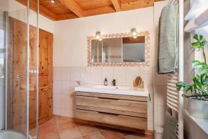 a bathroom with a sink and a mirror at Ferienwohnung Meckenbeuren in Meckenbeuren +14 photos