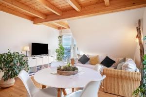 a living room with a white table and a couch at Ferienwohnung Meckenbeuren in Meckenbeuren