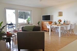 a living room with a couch and a table at Quartier Wellant in Weißensberg