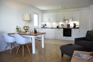 a kitchen and living room with a table and chairs at Quartier Wellant in Weißensberg
