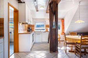eine Küche mit Tisch und Esszimmer in der Unterkunft Brosihof in Erlenbach