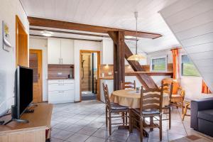 eine Küche und ein Esszimmer mit Tisch und Stühlen in der Unterkunft Brosihof in Erlenbach