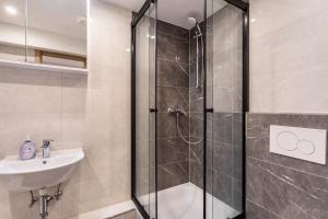 a bathroom with a shower and a sink at Haus Fürstenberg Komplett in Fürstenberg +33 photos