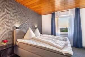 a bedroom with a bed and a couch and a window at Haus Fürstenberg Komplett in Fürstenberg
