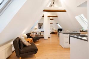 eine Küche und ein Wohnzimmer im Dachgeschoss in der Unterkunft Room 24 in Behrendorf