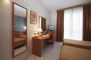A television and/or entertainment centre at Hotel Brindor