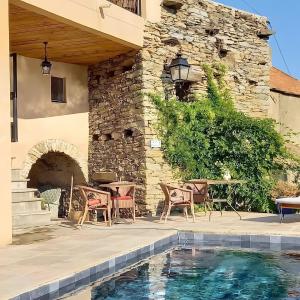 a patio with a table and chairs next to a building at Maison D'hôtes Casa Ghjunca in Rapale
