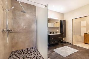 a bathroom with a shower and a sink at Für Traufgängerle in Albstadt +30 photos