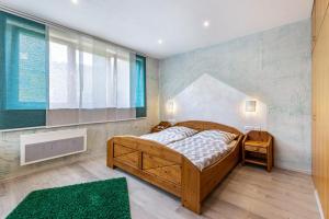 a bedroom with a bed and a large window at Für Traufgängerle in Albstadt