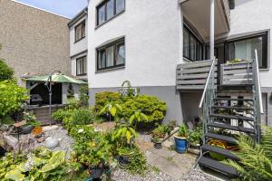 a garden in front of a building with plants at Für Traufgängerle in Albstadt
