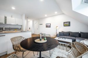 ein Wohnzimmer mit Tisch, Stühlen und Sofa in der Unterkunft Jever Auszeit in Jever
