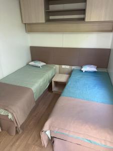 two beds in a small room withermottermottermott at Domaine 3016 in Roquebrune-sur-Argens