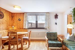 a dining room with a table and chairs and a window at Rathäusle in Titisee-Neustadt