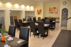a dining room with tables and chairs in a restaurant at Hotel Italia in Munich