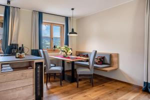 a kitchen and dining room with a table and chairs at Hoamat Schlosshof in Völs am Schlern