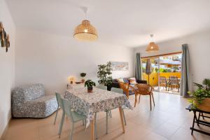 a living room with a table and chairs at Royal Cabanas Golf 81 in Conceição