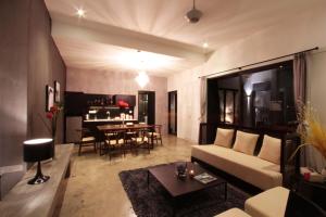 - un salon avec un canapé et une table dans l'établissement Villa Lot 1638, à Port Dickson